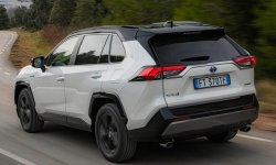 Новая Toyota RAV4 2024: цена, фото, обзор, характеристики кроссовера